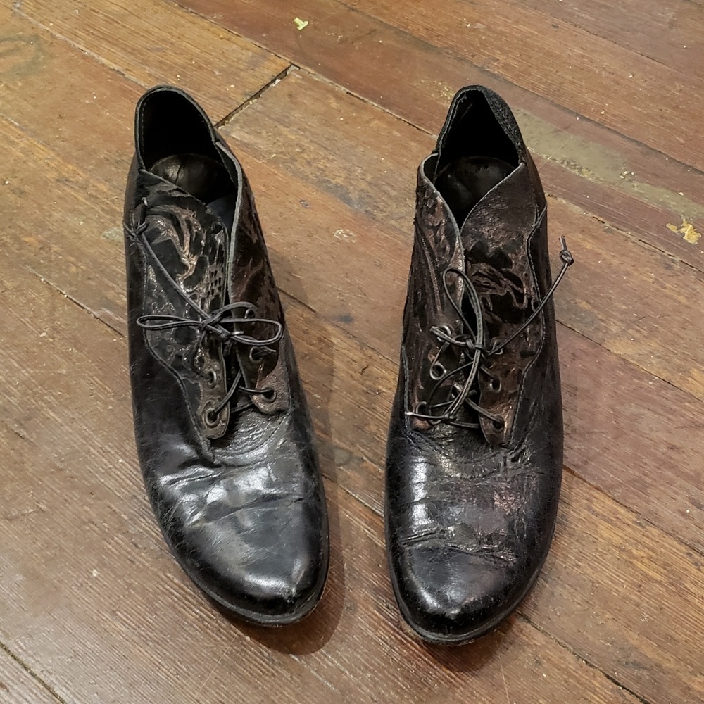 Handmade Cydwoq Leather Kitten Heels